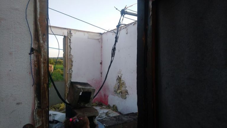 FOTO: Zabrinuti roditelji iz naselja Diren apleuju da se sanira oštećena elektro mreža i napuštene kuće poruše!